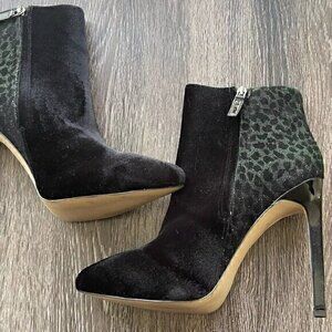 Nine West Women’s Black Velvet Pointed Toe Ankle Booties Size 8.5 Leopard Color